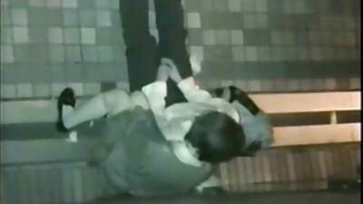 أصلع شاب افلام سينما سكس مترجم يغزو انجي فحم الكوك على الأريكة الحمراء