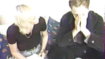 أسود قد عملاق الديك قصص سكس محارم مترجم بين ساقيه